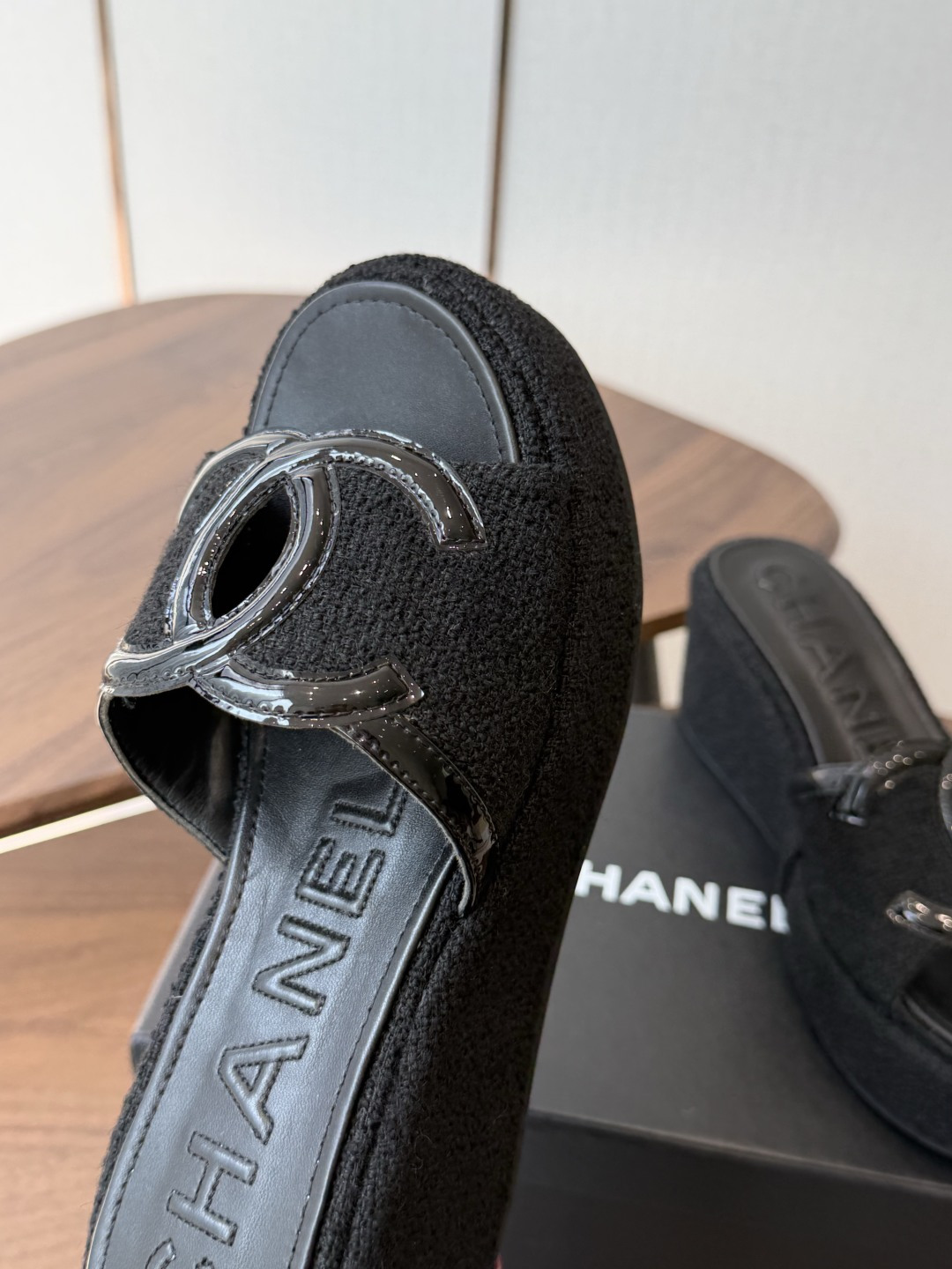 Chanel26ss新款厚底坡跟凉鞋 小个子最爱版 菱格厚底松糕凉鞋 夏天一定要入的拖鞋系列 可文艺可时髦 穿搭率实在太 Chanel26ss新款厚底坡跟凉鞋 小个子最爱版 菱格厚底松糕凉鞋 夏天一定要入的拖鞋系列 可文艺可时髦 穿搭率实在太