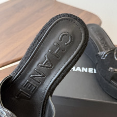 Chanel26ss新款厚底坡跟凉鞋 小个子最爱版 菱格厚底松糕凉鞋 夏天一定要入的拖鞋系列 可文艺可时髦 穿搭率实在太 Chanel26ss新款厚底坡跟凉鞋 小个子最爱版 菱格厚底松糕凉鞋 夏天一定要入的拖鞋系列 可文艺可时髦 穿搭率实在太