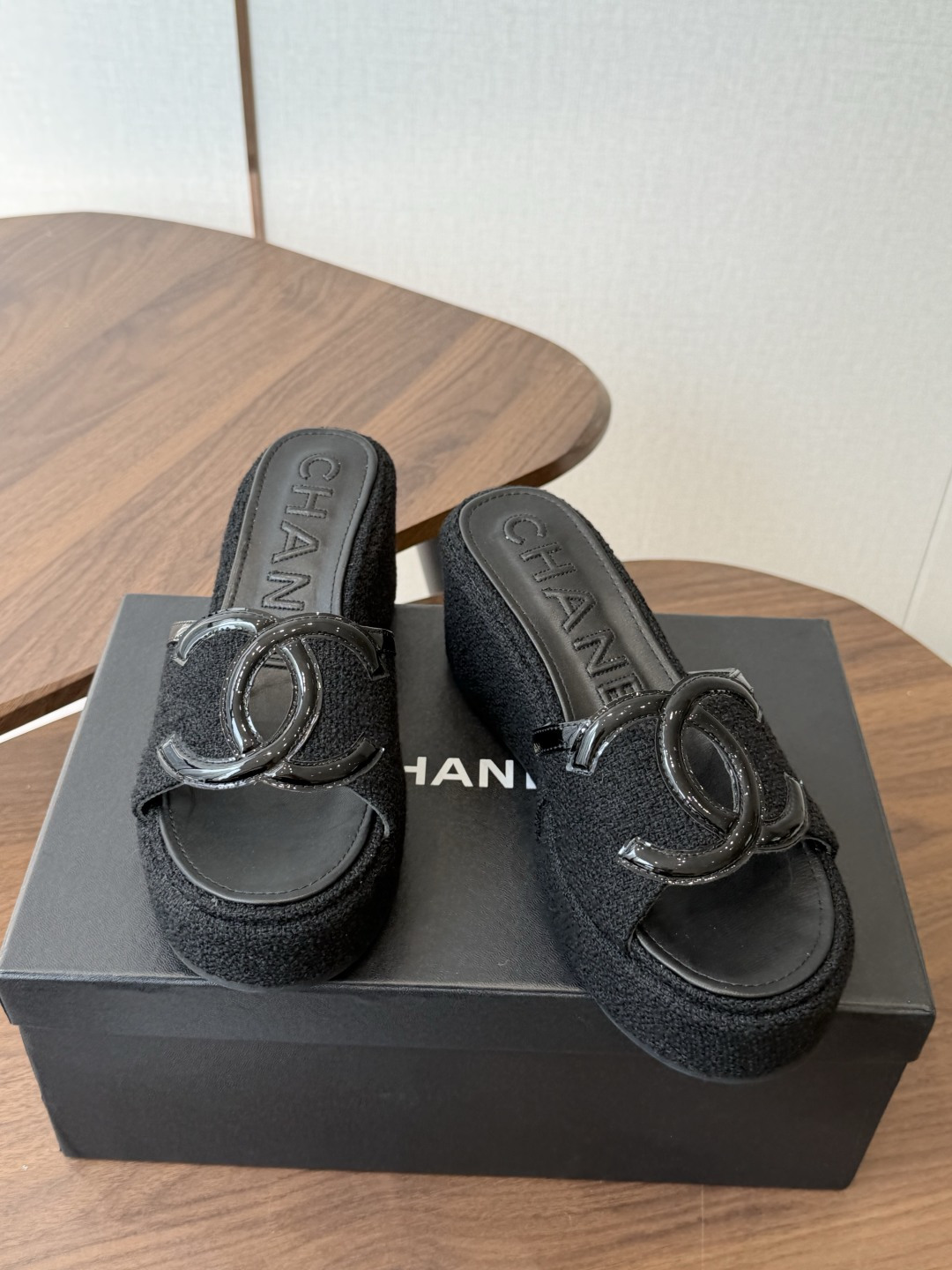 Chanel26ss新款厚底坡跟凉鞋 小个子最爱版 菱格厚底松糕凉鞋 夏天一定要入的拖鞋系列 可文艺可时髦 穿搭率实在太 Chanel26ss新款厚底坡跟凉鞋 小个子最爱版 菱格厚底松糕凉鞋 夏天一定要入的拖鞋系列 可文艺可时髦 穿搭率实在太