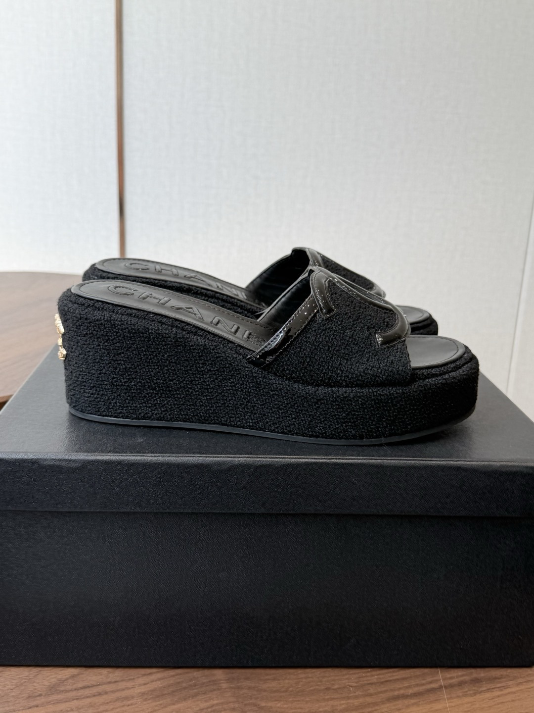 Chanel26ss新款厚底坡跟凉鞋 小个子最爱版 菱格厚底松糕凉鞋 夏天一定要入的拖鞋系列 可文艺可时髦 穿搭率实在太 Chanel26ss新款厚底坡跟凉鞋 小个子最爱版 菱格厚底松糕凉鞋 夏天一定要入的拖鞋系列 可文艺可时髦 穿搭率实在太