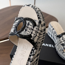 Chanel26ss新款厚底坡跟凉鞋 小个子最爱版 菱格厚底松糕凉鞋 夏天一定要入的拖鞋系列 可文艺可时髦 穿搭率实在太 Chanel26ss新款厚底坡跟凉鞋 小个子最爱版 菱格厚底松糕凉鞋 夏天一定要入的拖鞋系列 可文艺可时髦 穿搭率实在太