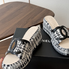 Chanel26ss新款厚底坡跟凉鞋 小个子最爱版 菱格厚底松糕凉鞋 夏天一定要入的拖鞋系列 可文艺可时髦 穿搭率实在太 Chanel26ss新款厚底坡跟凉鞋 小个子最爱版 菱格厚底松糕凉鞋 夏天一定要入的拖鞋系列 可文艺可时髦 穿搭率实在太