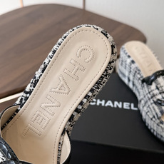 Chanel26ss新款厚底坡跟凉鞋 小个子最爱版 菱格厚底松糕凉鞋 夏天一定要入的拖鞋系列 可文艺可时髦 穿搭率实在太 Chanel26ss新款厚底坡跟凉鞋 小个子最爱版 菱格厚底松糕凉鞋 夏天一定要入的拖鞋系列 可文艺可时髦 穿搭率实在太