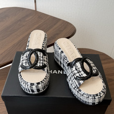 Chanel26ss新款厚底坡跟凉鞋 小个子最爱版 菱格厚底松糕凉鞋 夏天一定要入的拖鞋系列 可文艺可时髦 穿搭率实在太 Chanel26ss新款厚底坡跟凉鞋 小个子最爱版 菱格厚底松糕凉鞋 夏天一定要入的拖鞋系列 可文艺可时髦 穿搭率实在太