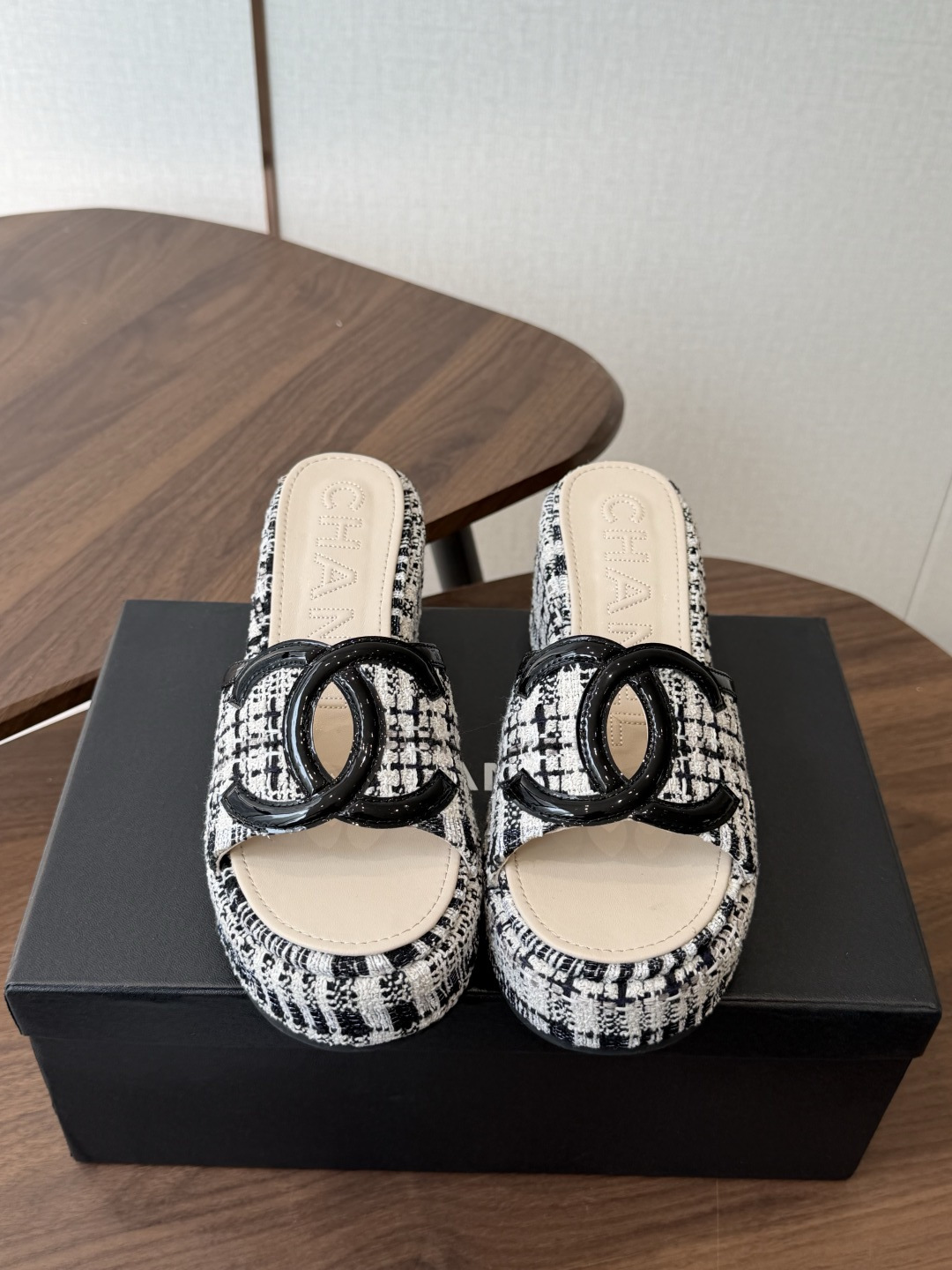 Chanel26ss新款厚底坡跟凉鞋 小个子最爱版 菱格厚底松糕凉鞋 夏天一定要入的拖鞋系列 可文艺可时髦 穿搭率实在太 Chanel26ss新款厚底坡跟凉鞋 小个子最爱版 菱格厚底松糕凉鞋 夏天一定要入的拖鞋系列 可文艺可时髦 穿搭率实在太
