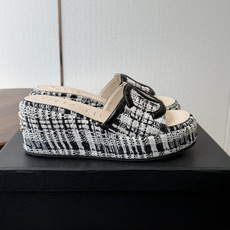 Chanel26ss新款厚底坡跟凉鞋 小个子最爱版 菱格厚底松糕凉鞋 夏天一定要入的拖鞋系列 可文艺可时髦 穿搭率实在太 Chanel26ss新款厚底坡跟凉鞋 小个子最爱版 菱格厚底松糕凉鞋 夏天一定要入的拖鞋系列 可文艺可时髦 穿搭率实在太