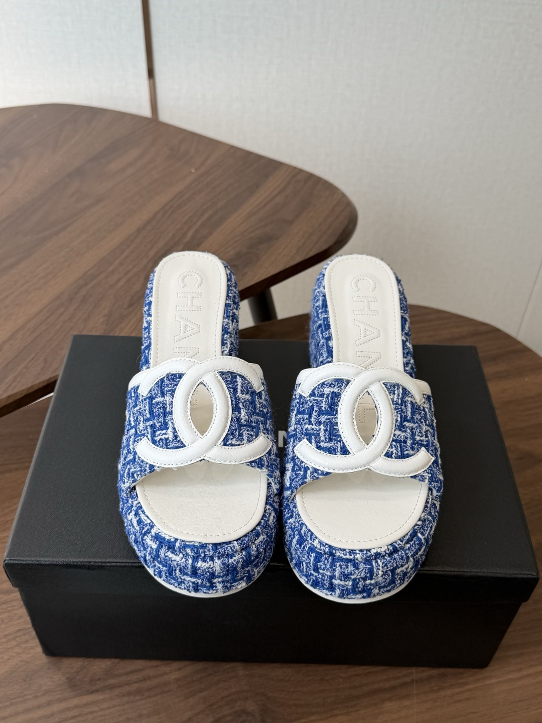 Chanel26ss新款厚底坡跟凉鞋 小个子最爱版 菱格厚底松糕凉鞋 夏天一定要入的拖鞋系列 可文艺可时髦 穿搭率实在太 Chanel26ss新款厚底坡跟凉鞋 小个子最爱版 菱格厚底松糕凉鞋 夏天一定要入的拖鞋系列 可文艺可时髦 穿搭率实在太