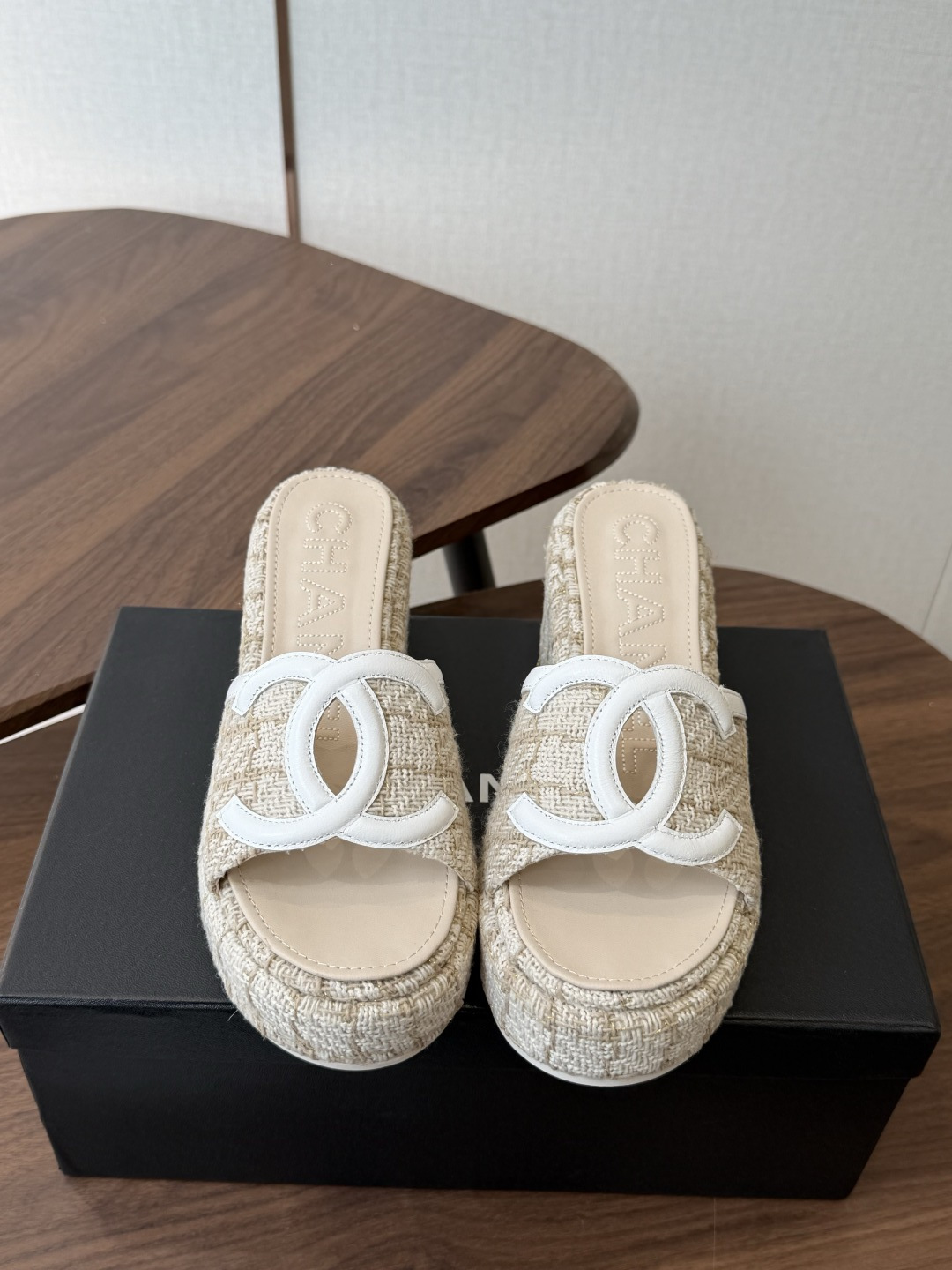 Chanel26ss新款厚底坡跟凉鞋 小个子最爱版 菱格厚底松糕凉鞋 夏天一定要入的拖鞋系列 可文艺可时髦 穿搭率实在太 Chanel26ss新款厚底坡跟凉鞋 小个子最爱版 菱格厚底松糕凉鞋 夏天一定要入的拖鞋系列 可文艺可时髦 穿搭率实在太