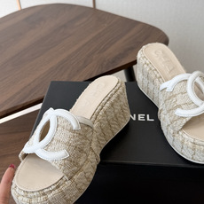 Chanel26ss新款厚底坡跟凉鞋 小个子最爱版 菱格厚底松糕凉鞋 夏天一定要入的拖鞋系列 可文艺可时髦 穿搭率实在太 Chanel26ss新款厚底坡跟凉鞋 小个子最爱版 菱格厚底松糕凉鞋 夏天一定要入的拖鞋系列 可文艺可时髦 穿搭率实在太