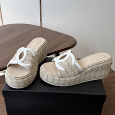 Chanel26ss新款厚底坡跟凉鞋 小个子最爱版 菱格厚底松糕凉鞋 夏天一定要入的拖鞋系列 可文艺可时髦 穿搭率实在太 Chanel26ss新款厚底坡跟凉鞋 小个子最爱版 菱格厚底松糕凉鞋 夏天一定要入的拖鞋系列 可文艺可时髦 穿搭率实在太