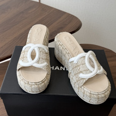 Chanel26ss新款厚底坡跟凉鞋 小个子最爱版 菱格厚底松糕凉鞋 夏天一定要入的拖鞋系列 可文艺可时髦 穿搭率实在太 Chanel26ss新款厚底坡跟凉鞋 小个子最爱版 菱格厚底松糕凉鞋 夏天一定要入的拖鞋系列 可文艺可时髦 穿搭率实在太