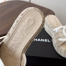 Chanel26ss新款厚底坡跟凉鞋 小个子最爱版 菱格厚底松糕凉鞋 夏天一定要入的拖鞋系列 可文艺可时髦 穿搭率实在太 Chanel26ss新款厚底坡跟凉鞋 小个子最爱版 菱格厚底松糕凉鞋 夏天一定要入的拖鞋系列 可文艺可时髦 穿搭率实在太