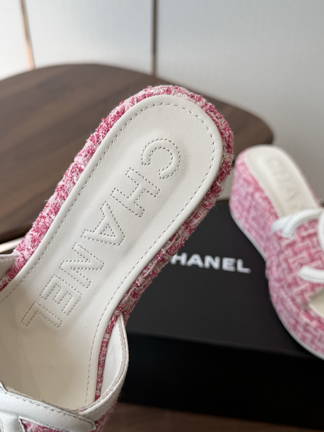 Chanel26ss新款厚底坡跟凉鞋 小个子最爱版 菱格厚底松糕凉鞋 夏天一定要入的拖鞋系列 可文艺可时髦 穿搭率实在太 Chanel26ss新款厚底坡跟凉鞋 小个子最爱版 菱格厚底松糕凉鞋 夏天一定要入的拖鞋系列 可文艺可时髦 穿搭率实在太