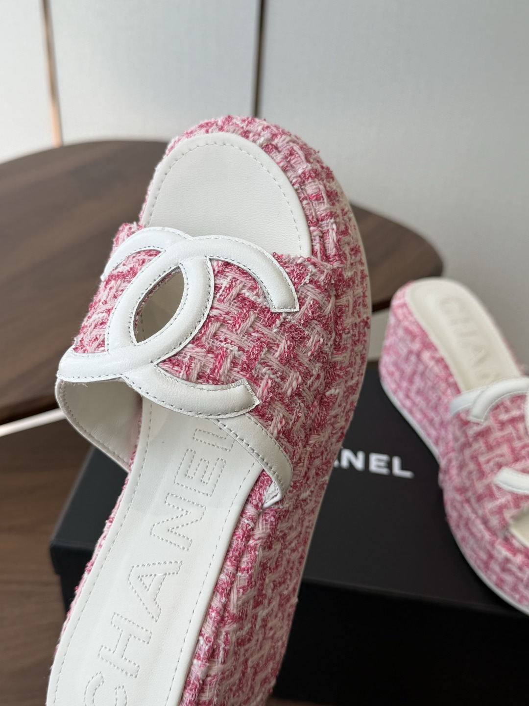 Chanel26ss新款厚底坡跟凉鞋 小个子最爱版 菱格厚底松糕凉鞋 夏天一定要入的拖鞋系列 可文艺可时髦 穿搭率实在太 Chanel26ss新款厚底坡跟凉鞋 小个子最爱版 菱格厚底松糕凉鞋 夏天一定要入的拖鞋系列 可文艺可时髦 穿搭率实在太
