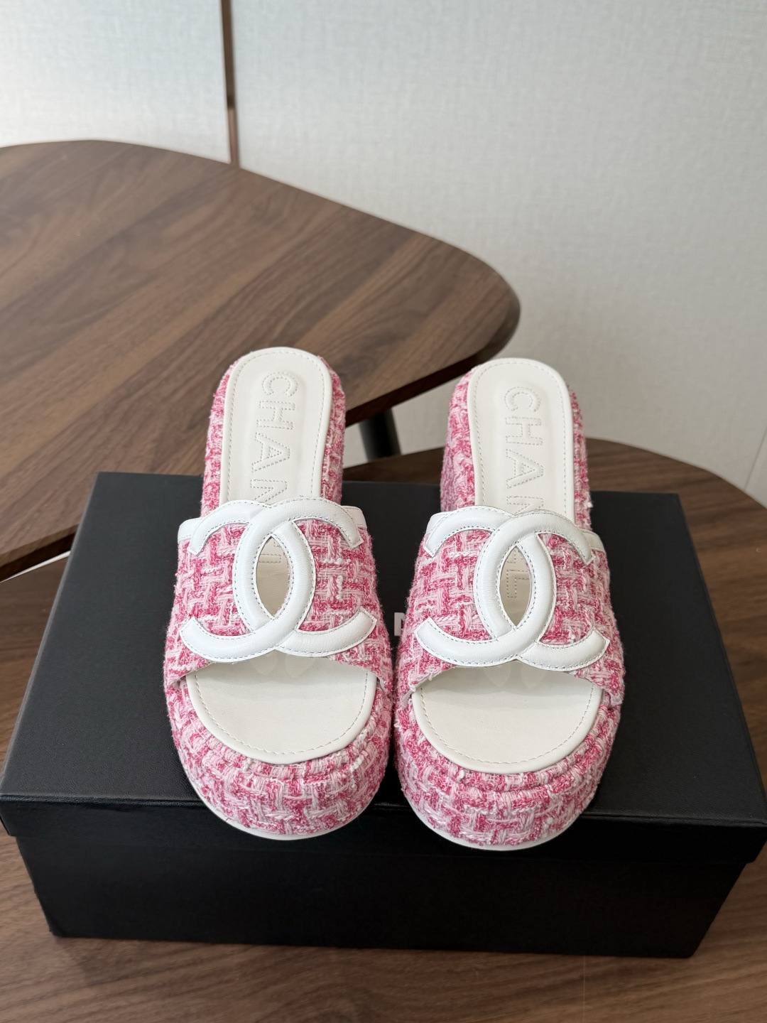 Chanel26ss新款厚底坡跟凉鞋 小个子最爱版 菱格厚底松糕凉鞋 夏天一定要入的拖鞋系列 可文艺可时髦 穿搭率实在太 Chanel26ss新款厚底坡跟凉鞋 小个子最爱版 菱格厚底松糕凉鞋 夏天一定要入的拖鞋系列 可文艺可时髦 穿搭率实在太