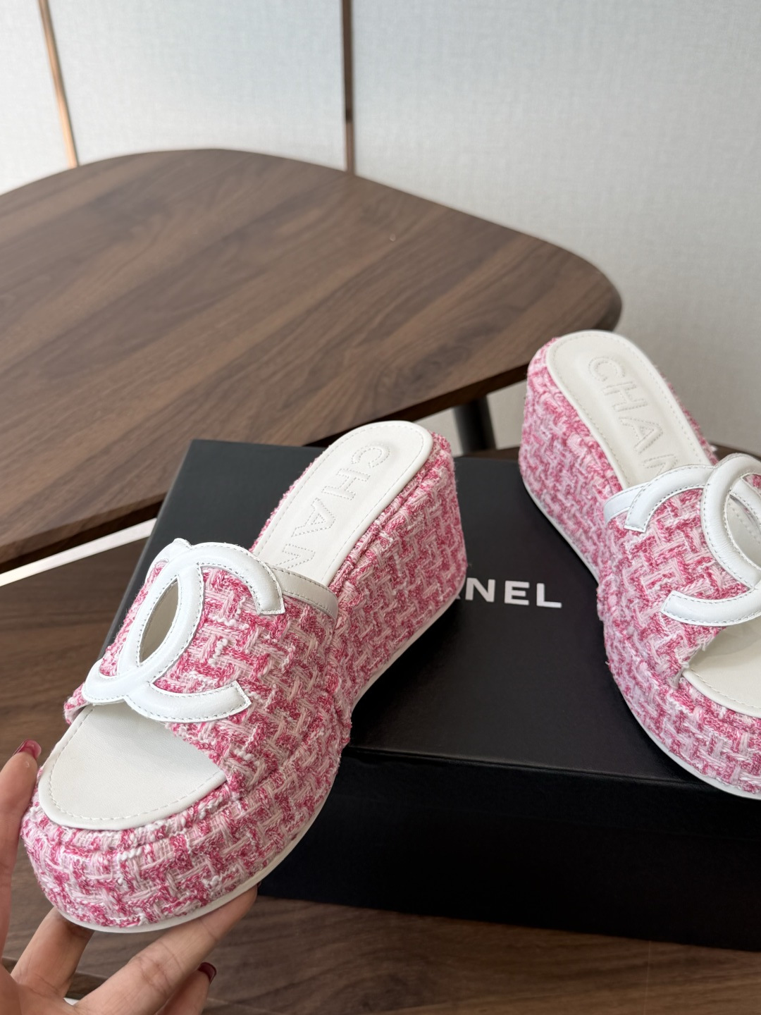 Chanel26ss新款厚底坡跟凉鞋 小个子最爱版 菱格厚底松糕凉鞋 夏天一定要入的拖鞋系列 可文艺可时髦 穿搭率实在太 Chanel26ss新款厚底坡跟凉鞋 小个子最爱版 菱格厚底松糕凉鞋 夏天一定要入的拖鞋系列 可文艺可时髦 穿搭率实在太