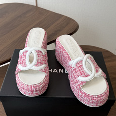 Chanel26ss新款厚底坡跟凉鞋 小个子最爱版 菱格厚底松糕凉鞋 夏天一定要入的拖鞋系列 可文艺可时髦 穿搭率实在太 Chanel26ss新款厚底坡跟凉鞋 小个子最爱版 菱格厚底松糕凉鞋 夏天一定要入的拖鞋系列 可文艺可时髦 穿搭率实在太