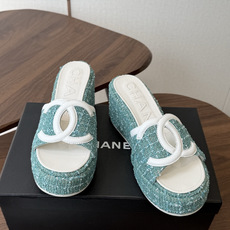 Chanel26ss新款厚底坡跟凉鞋 小个子最爱版 菱格厚底松糕凉鞋 夏天一定要入的拖鞋系列 可文艺可时髦 穿搭率实在太 Chanel26ss新款厚底坡跟凉鞋 小个子最爱版 菱格厚底松糕凉鞋 夏天一定要入的拖鞋系列 可文艺可时髦 穿搭率实在太