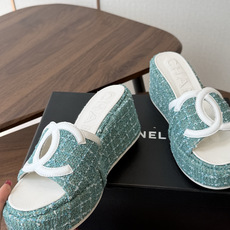 Chanel26ss新款厚底坡跟凉鞋 小个子最爱版 菱格厚底松糕凉鞋 夏天一定要入的拖鞋系列 可文艺可时髦 穿搭率实在太 Chanel26ss新款厚底坡跟凉鞋 小个子最爱版 菱格厚底松糕凉鞋 夏天一定要入的拖鞋系列 可文艺可时髦 穿搭率实在太