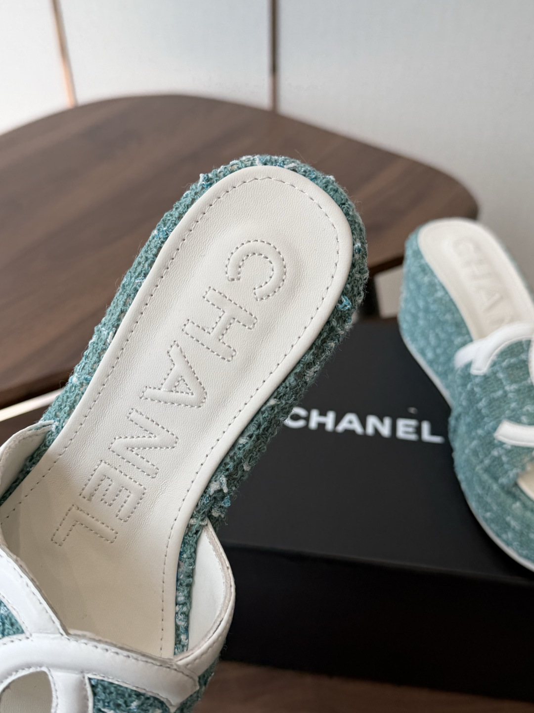 Chanel26ss新款厚底坡跟凉鞋 小个子最爱版 菱格厚底松糕凉鞋 夏天一定要入的拖鞋系列 可文艺可时髦 穿搭率实在太 Chanel26ss新款厚底坡跟凉鞋 小个子最爱版 菱格厚底松糕凉鞋 夏天一定要入的拖鞋系列 可文艺可时髦 穿搭率实在太