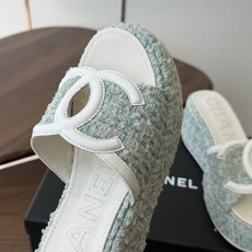 Chanel26ss新款厚底坡跟凉鞋 小个子最爱版 菱格厚底松糕凉鞋 夏天一定要入的拖鞋系列 可文艺可时髦 穿搭率实在太 Chanel26ss新款厚底坡跟凉鞋 小个子最爱版 菱格厚底松糕凉鞋 夏天一定要入的拖鞋系列 可文艺可时髦 穿搭率实在太