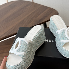 Chanel26ss新款厚底坡跟凉鞋 小个子最爱版 菱格厚底松糕凉鞋 夏天一定要入的拖鞋系列 可文艺可时髦 穿搭率实在太 Chanel26ss新款厚底坡跟凉鞋 小个子最爱版 菱格厚底松糕凉鞋 夏天一定要入的拖鞋系列 可文艺可时髦 穿搭率实在太