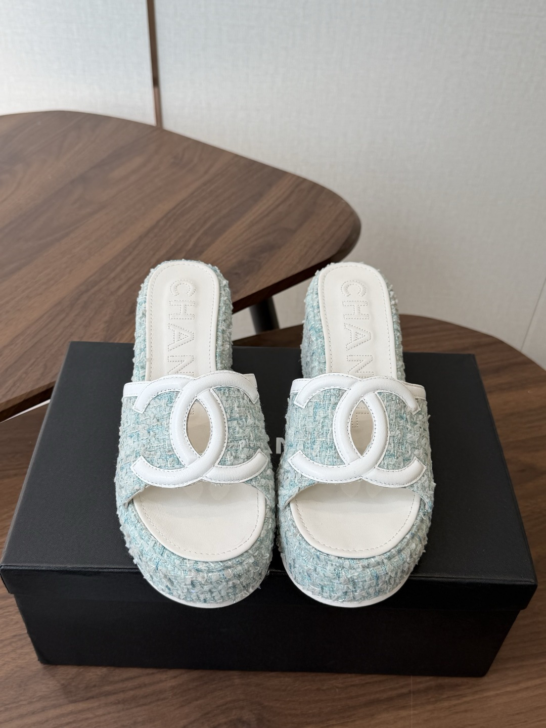 Chanel26ss新款厚底坡跟凉鞋 小个子最爱版 菱格厚底松糕凉鞋 夏天一定要入的拖鞋系列 可文艺可时髦 穿搭率实在太 Chanel26ss新款厚底坡跟凉鞋 小个子最爱版 菱格厚底松糕凉鞋 夏天一定要入的拖鞋系列 可文艺可时髦 穿搭率实在太