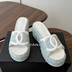 Chanel26ss新款厚底坡跟凉鞋 小个子最爱版 菱格厚底松糕凉鞋 夏天一定要入的拖鞋系列 可文艺可时髦 穿搭率实在太 Chanel26ss新款厚底坡跟凉鞋 小个子最爱版 菱格厚底松糕凉鞋 夏天一定要入的拖鞋系列 可文艺可时髦 穿搭率实在太