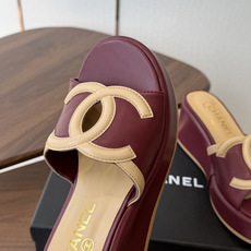 Chanel26ss新款厚底坡跟凉鞋 小个子最爱版 菱格厚底松糕凉鞋 夏天一定要入的拖鞋系列 可文艺可时髦 穿搭率实在太 Chanel26ss新款厚底坡跟凉鞋 小个子最爱版 菱格厚底松糕凉鞋 夏天一定要入的拖鞋系列 可文艺可时髦 穿搭率实在太