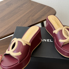 Chanel26ss新款厚底坡跟凉鞋 小个子最爱版 菱格厚底松糕凉鞋 夏天一定要入的拖鞋系列 可文艺可时髦 穿搭率实在太 Chanel26ss新款厚底坡跟凉鞋 小个子最爱版 菱格厚底松糕凉鞋 夏天一定要入的拖鞋系列 可文艺可时髦 穿搭率实在太