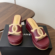 Chanel26ss新款厚底坡跟凉鞋 小个子最爱版 菱格厚底松糕凉鞋 夏天一定要入的拖鞋系列 可文艺可时髦 穿搭率实在太 Chanel26ss新款厚底坡跟凉鞋 小个子最爱版 菱格厚底松糕凉鞋 夏天一定要入的拖鞋系列 可文艺可时髦 穿搭率实在太
