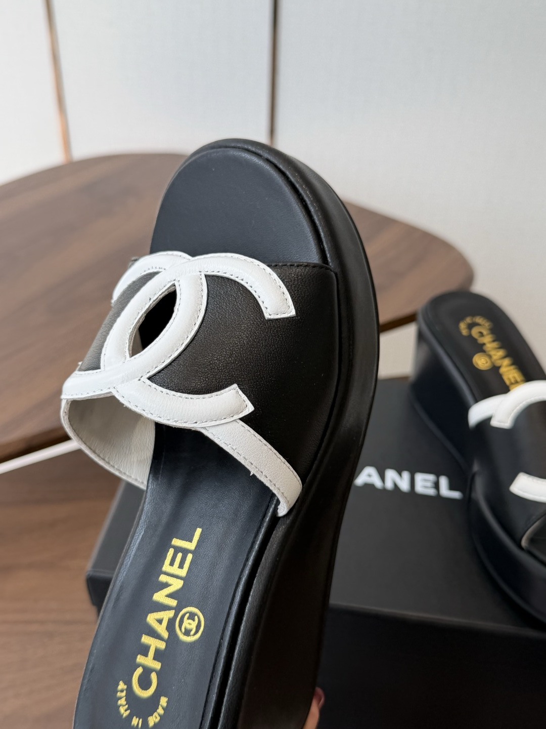 Chanel26ss新款厚底坡跟凉鞋 小个子最爱版 菱格厚底松糕凉鞋 夏天一定要入的拖鞋系列 可文艺可时髦 穿搭率实在太 Chanel26ss新款厚底坡跟凉鞋 小个子最爱版 菱格厚底松糕凉鞋 夏天一定要入的拖鞋系列 可文艺可时髦 穿搭率实在太