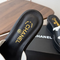 Chanel26ss新款厚底坡跟凉鞋 小个子最爱版 菱格厚底松糕凉鞋 夏天一定要入的拖鞋系列 可文艺可时髦 穿搭率实在太 Chanel26ss新款厚底坡跟凉鞋 小个子最爱版 菱格厚底松糕凉鞋 夏天一定要入的拖鞋系列 可文艺可时髦 穿搭率实在太
