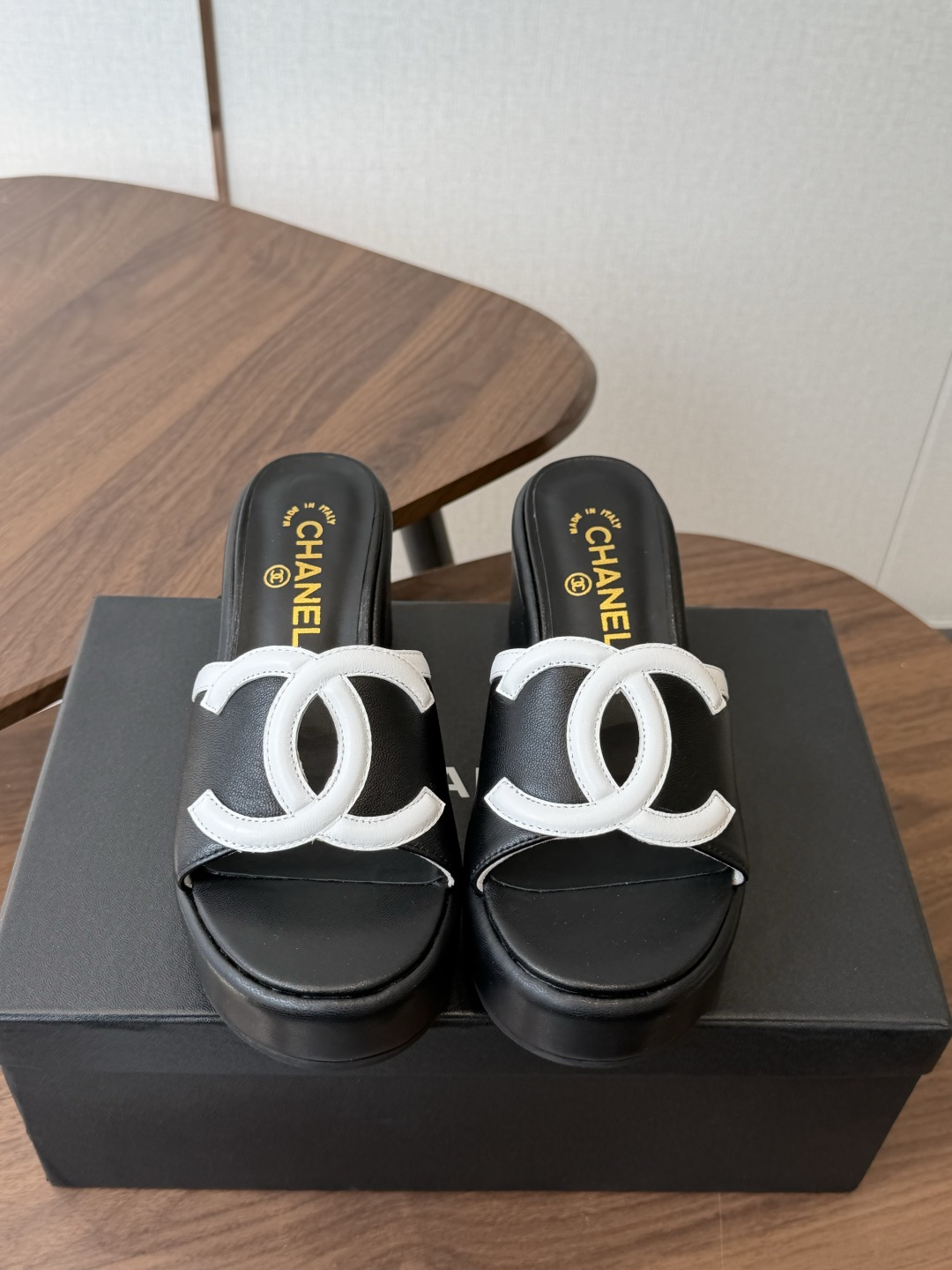 Chanel26ss新款厚底坡跟凉鞋 小个子最爱版 菱格厚底松糕凉鞋 夏天一定要入的拖鞋系列 可文艺可时髦 穿搭率实在太 Chanel26ss新款厚底坡跟凉鞋 小个子最爱版 菱格厚底松糕凉鞋 夏天一定要入的拖鞋系列 可文艺可时髦 穿搭率实在太