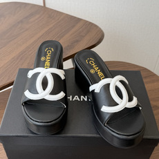 Chanel26ss新款厚底坡跟凉鞋 小个子最爱版 菱格厚底松糕凉鞋 夏天一定要入的拖鞋系列 可文艺可时髦 穿搭率实在太 Chanel26ss新款厚底坡跟凉鞋 小个子最爱版 菱格厚底松糕凉鞋 夏天一定要入的拖鞋系列 可文艺可时髦 穿搭率实在太
