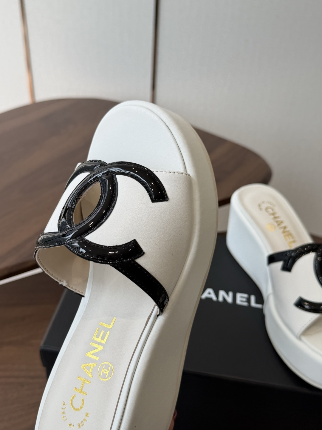 Chanel26ss新款厚底坡跟凉鞋 小个子最爱版 菱格厚底松糕凉鞋 夏天一定要入的拖鞋系列 可文艺可时髦 穿搭率实在太 Chanel26ss新款厚底坡跟凉鞋 小个子最爱版 菱格厚底松糕凉鞋 夏天一定要入的拖鞋系列 可文艺可时髦 穿搭率实在太
