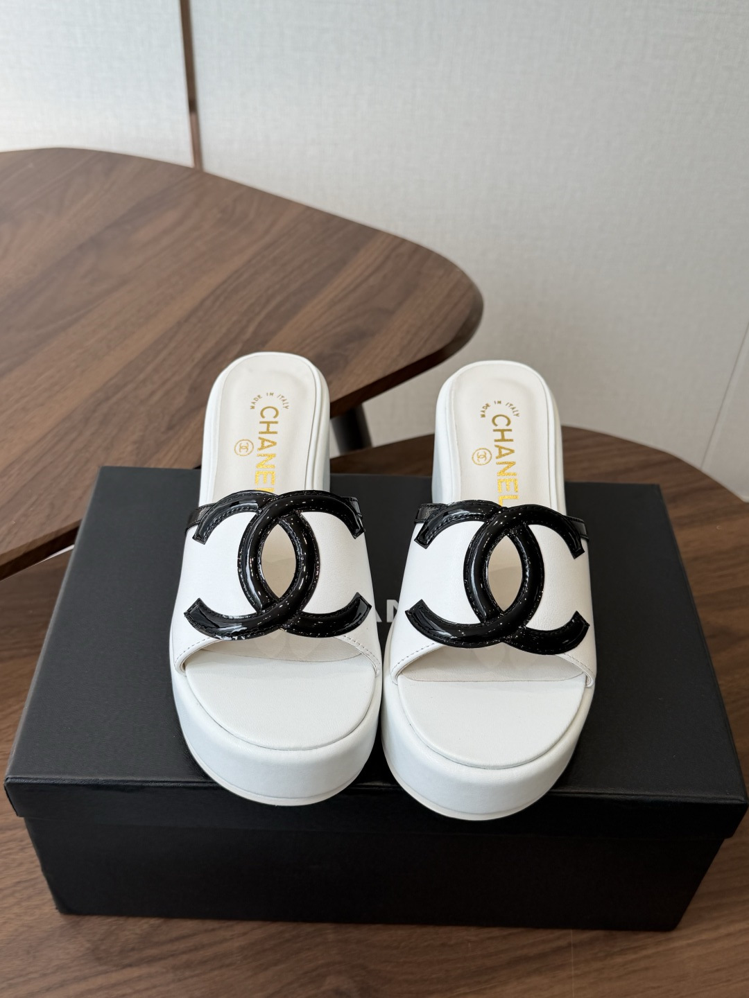 Chanel26ss新款厚底坡跟凉鞋 小个子最爱版 菱格厚底松糕凉鞋 夏天一定要入的拖鞋系列 可文艺可时髦 穿搭率实在太 Chanel26ss新款厚底坡跟凉鞋 小个子最爱版 菱格厚底松糕凉鞋 夏天一定要入的拖鞋系列 可文艺可时髦 穿搭率实在太