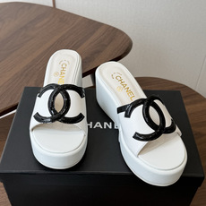Chanel26ss新款厚底坡跟凉鞋 小个子最爱版 菱格厚底松糕凉鞋 夏天一定要入的拖鞋系列 可文艺可时髦 穿搭率实在太 Chanel26ss新款厚底坡跟凉鞋 小个子最爱版 菱格厚底松糕凉鞋 夏天一定要入的拖鞋系列 可文艺可时髦 穿搭率实在太