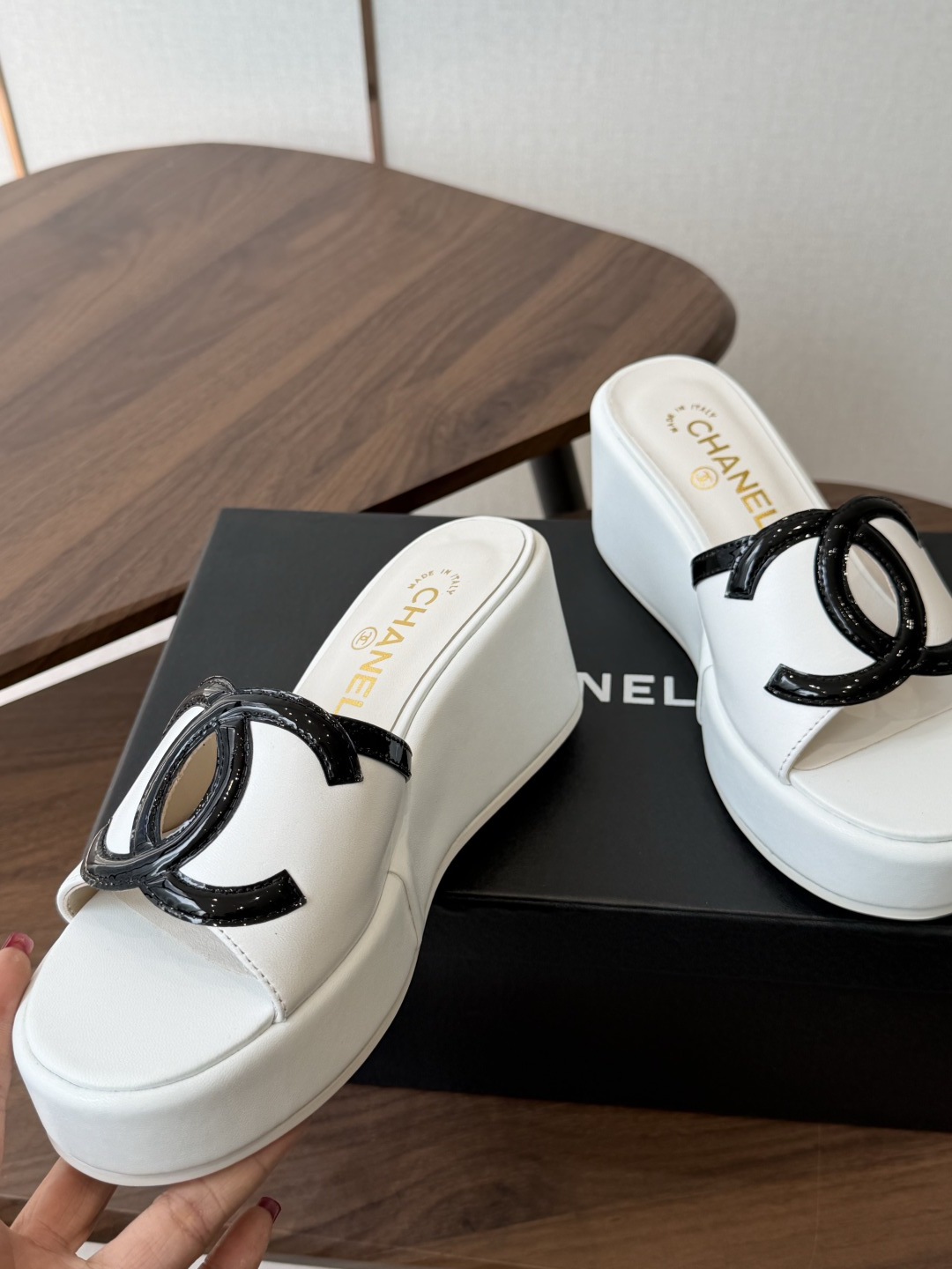 Chanel26ss新款厚底坡跟凉鞋 小个子最爱版 菱格厚底松糕凉鞋 夏天一定要入的拖鞋系列 可文艺可时髦 穿搭率实在太 Chanel26ss新款厚底坡跟凉鞋 小个子最爱版 菱格厚底松糕凉鞋 夏天一定要入的拖鞋系列 可文艺可时髦 穿搭率实在太