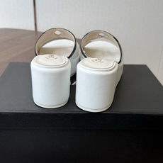 Chanel26ss新款厚底坡跟凉鞋 小个子最爱版 菱格厚底松糕凉鞋 夏天一定要入的拖鞋系列 可文艺可时髦 穿搭率实在太 Chanel26ss新款厚底坡跟凉鞋 小个子最爱版 菱格厚底松糕凉鞋 夏天一定要入的拖鞋系列 可文艺可时髦 穿搭率实在太
