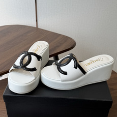 Chanel26ss新款厚底坡跟凉鞋 小个子最爱版 菱格厚底松糕凉鞋 夏天一定要入的拖鞋系列 可文艺可时髦 穿搭率实在太 Chanel26ss新款厚底坡跟凉鞋 小个子最爱版 菱格厚底松糕凉鞋 夏天一定要入的拖鞋系列 可文艺可时髦 穿搭率实在太