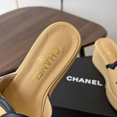 Chanel26ss新款厚底坡跟凉鞋 小个子最爱版 菱格厚底松糕凉鞋 夏天一定要入的拖鞋系列 可文艺可时髦 穿搭率实在太 Chanel26ss新款厚底坡跟凉鞋 小个子最爱版 菱格厚底松糕凉鞋 夏天一定要入的拖鞋系列 可文艺可时髦 穿搭率实在太