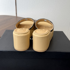 Chanel26ss新款厚底坡跟凉鞋 小个子最爱版 菱格厚底松糕凉鞋 夏天一定要入的拖鞋系列 可文艺可时髦 穿搭率实在太 Chanel26ss新款厚底坡跟凉鞋 小个子最爱版 菱格厚底松糕凉鞋 夏天一定要入的拖鞋系列 可文艺可时髦 穿搭率实在太