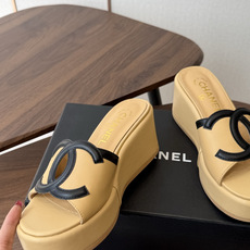 Chanel26ss新款厚底坡跟凉鞋 小个子最爱版 菱格厚底松糕凉鞋 夏天一定要入的拖鞋系列 可文艺可时髦 穿搭率实在太 Chanel26ss新款厚底坡跟凉鞋 小个子最爱版 菱格厚底松糕凉鞋 夏天一定要入的拖鞋系列 可文艺可时髦 穿搭率实在太