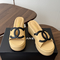 Chanel26ss新款厚底坡跟凉鞋 小个子最爱版 菱格厚底松糕凉鞋 夏天一定要入的拖鞋系列 可文艺可时髦 穿搭率实在太 Chanel26ss新款厚底坡跟凉鞋 小个子最爱版 菱格厚底松糕凉鞋 夏天一定要入的拖鞋系列 可文艺可时髦 穿搭率实在太