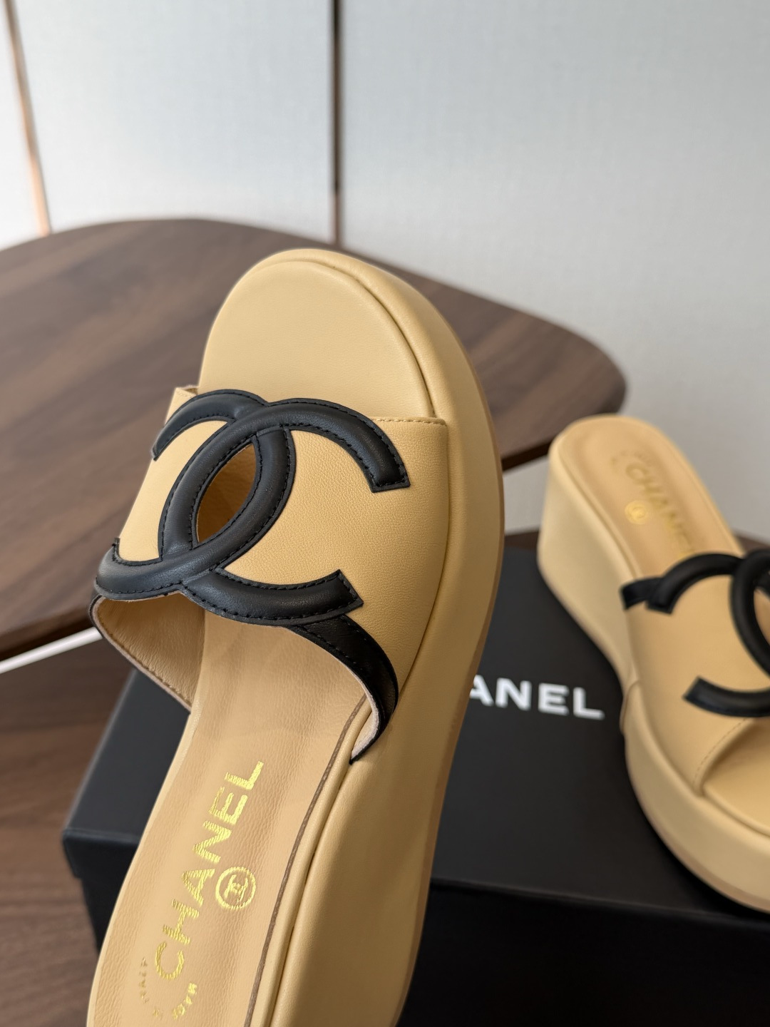 Chanel26ss新款厚底坡跟凉鞋 小个子最爱版 菱格厚底松糕凉鞋 夏天一定要入的拖鞋系列 可文艺可时髦 穿搭率实在太 Chanel26ss新款厚底坡跟凉鞋 小个子最爱版 菱格厚底松糕凉鞋 夏天一定要入的拖鞋系列 可文艺可时髦 穿搭率实在太