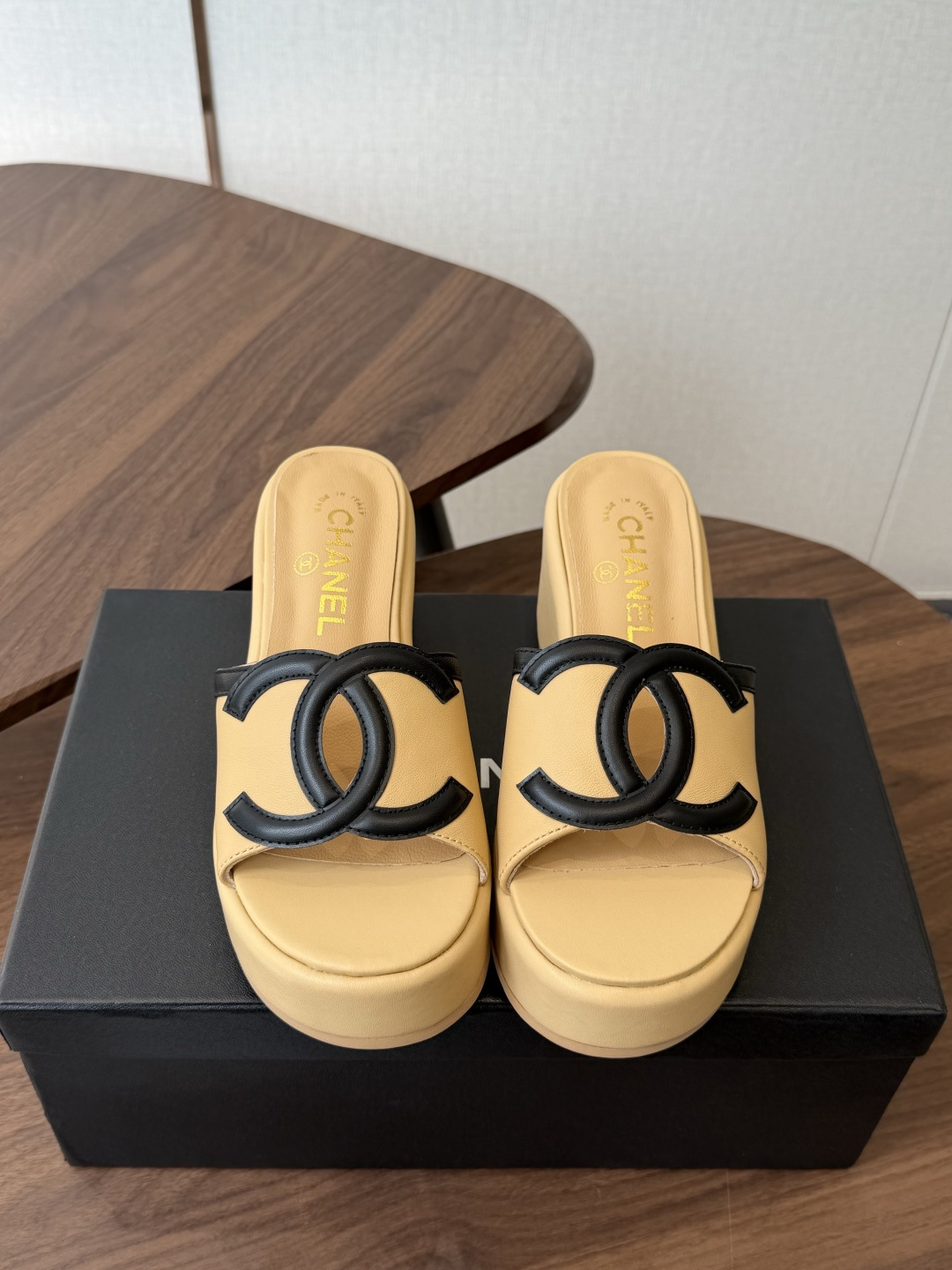 Chanel26ss新款厚底坡跟凉鞋 小个子最爱版 菱格厚底松糕凉鞋 夏天一定要入的拖鞋系列 可文艺可时髦 穿搭率实在太 Chanel26ss新款厚底坡跟凉鞋 小个子最爱版 菱格厚底松糕凉鞋 夏天一定要入的拖鞋系列 可文艺可时髦 穿搭率实在太