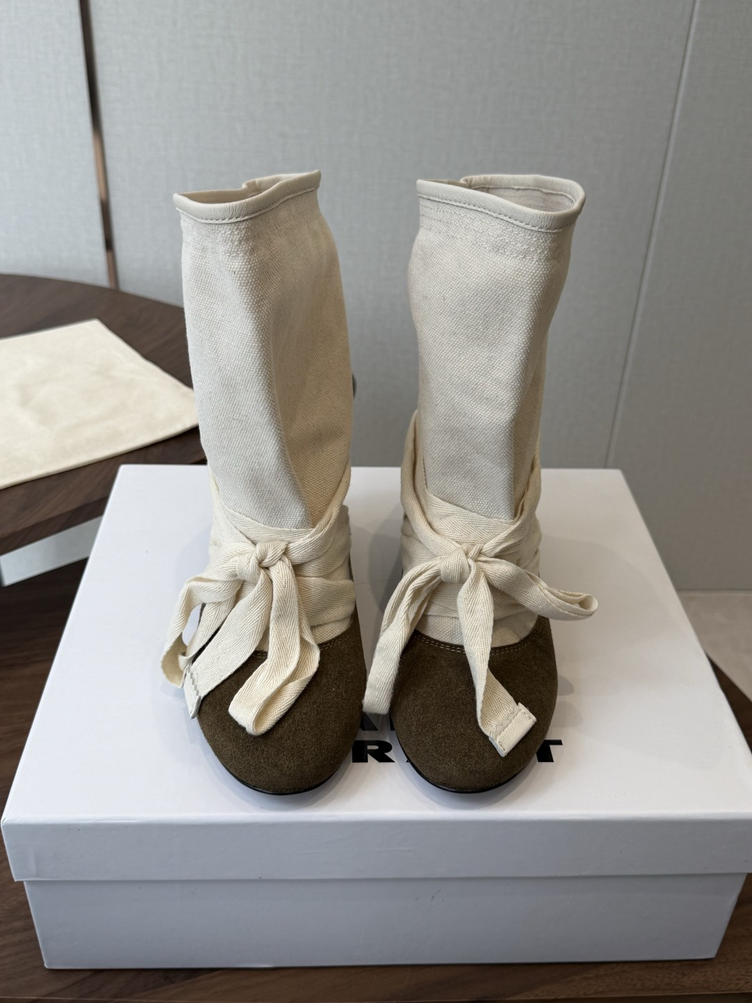 Isabel Marant 伊莎贝尔 26ss 少女感 一眼就心动 一脚蹬平底短靴 isabel marant Isabel Marant 伊莎贝尔 26ss 少女感 一眼就心动 一脚蹬平底短靴 isabel marant