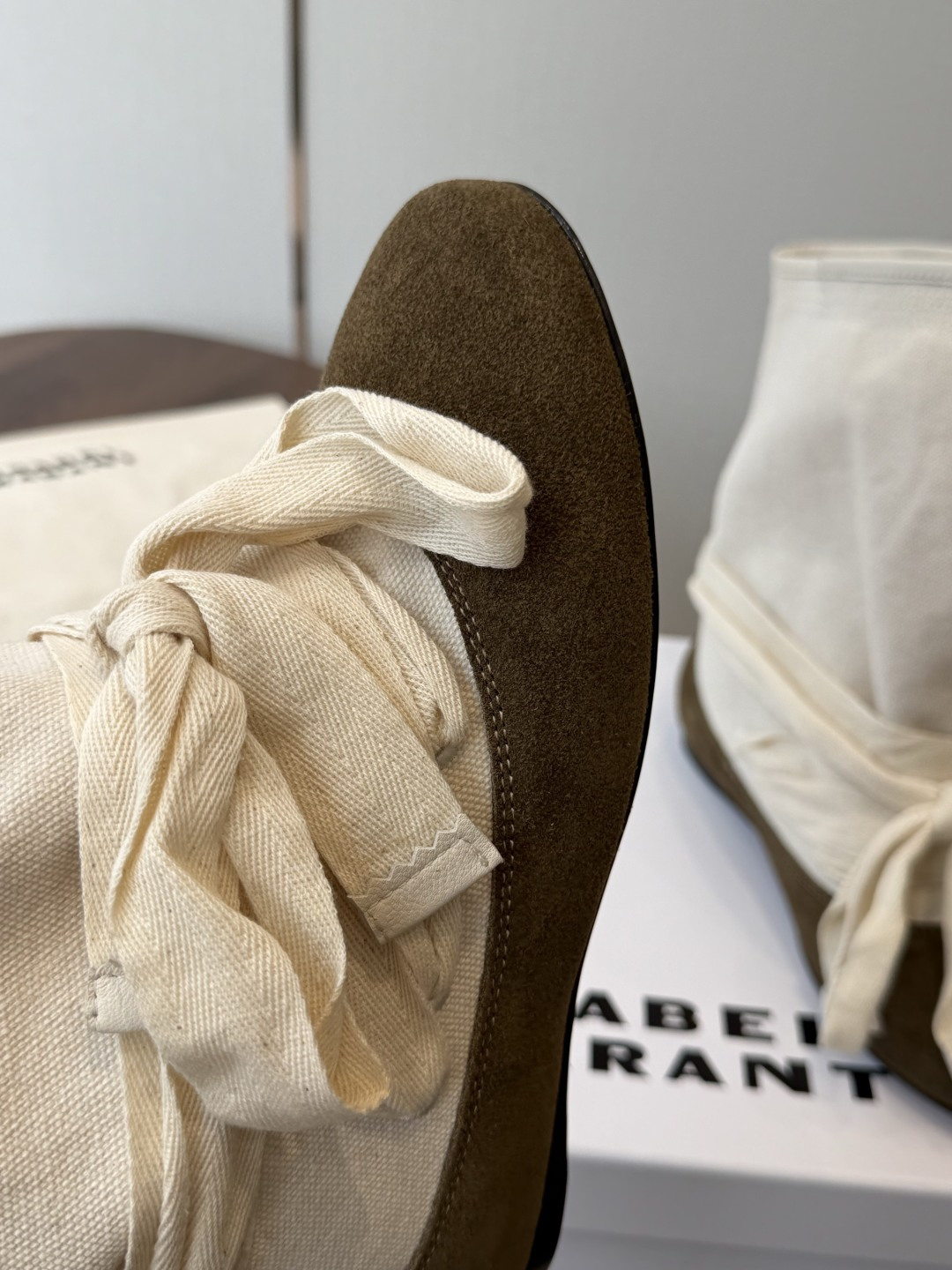 Isabel Marant 伊莎贝尔 26ss 少女感 一眼就心动 一脚蹬平底短靴 isabel marant Isabel Marant 伊莎贝尔 26ss 少女感 一眼就心动 一脚蹬平底短靴 isabel marant
