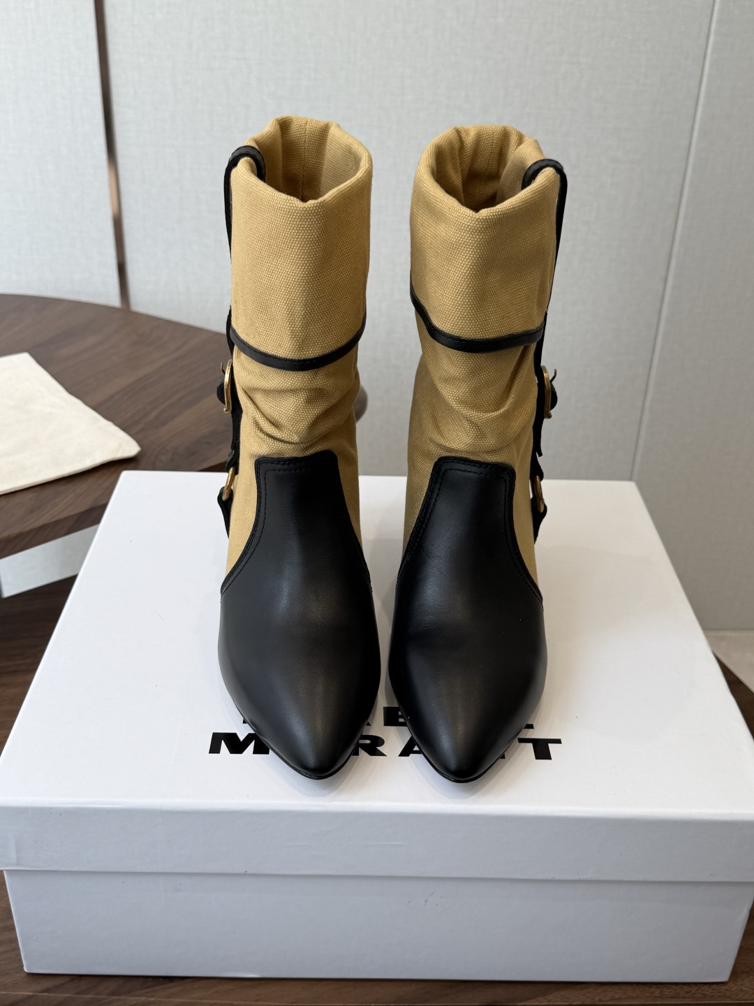 Isabel Marant 伊莎贝尔 26ss 少女感 一眼就心动 一脚蹬平底短靴 isabel marant Isabel Marant 伊莎贝尔 26ss 少女感 一眼就心动 一脚蹬平底短靴 isabel marant